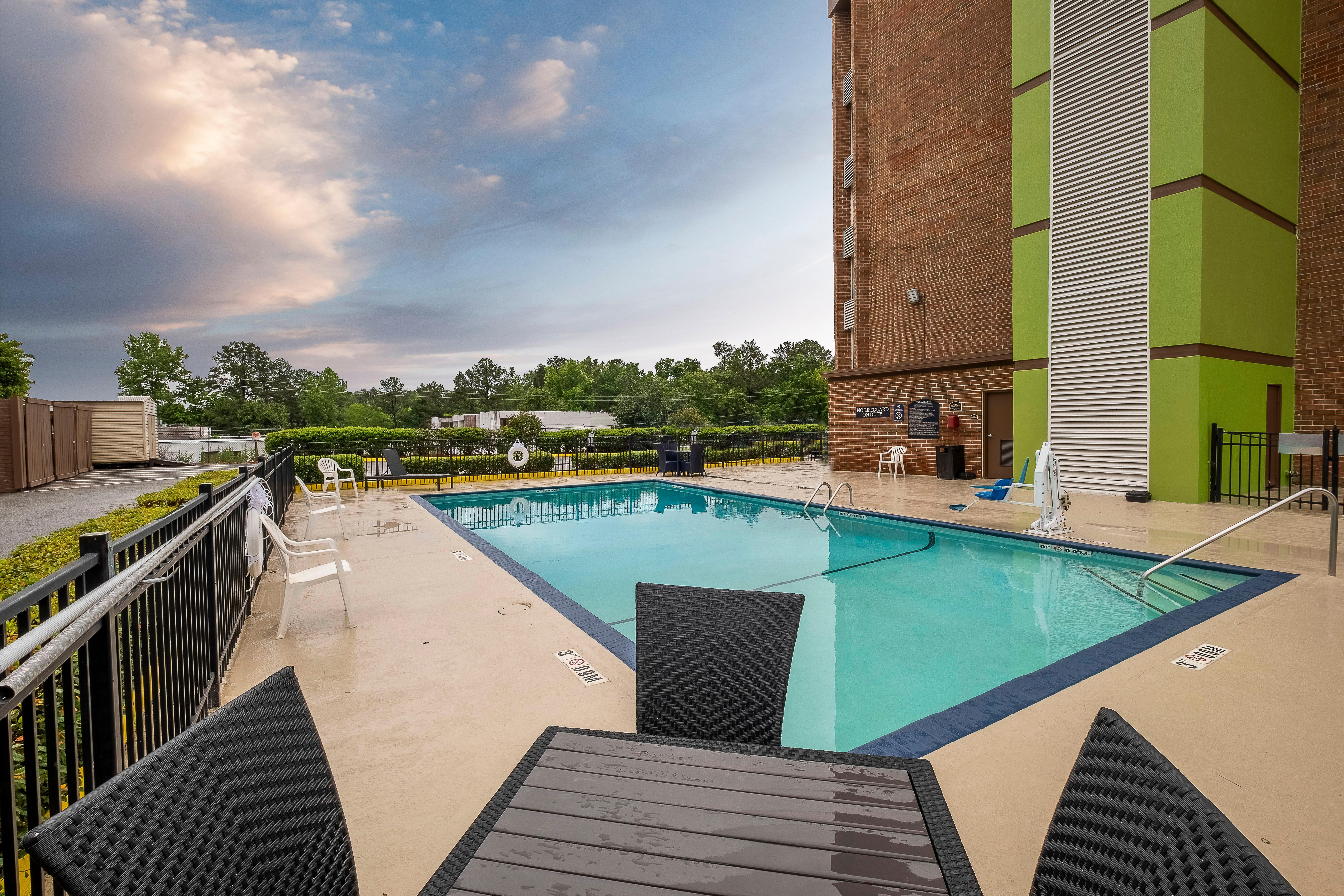 Red Roof Inn & Suites Macon Bagian luar foto
