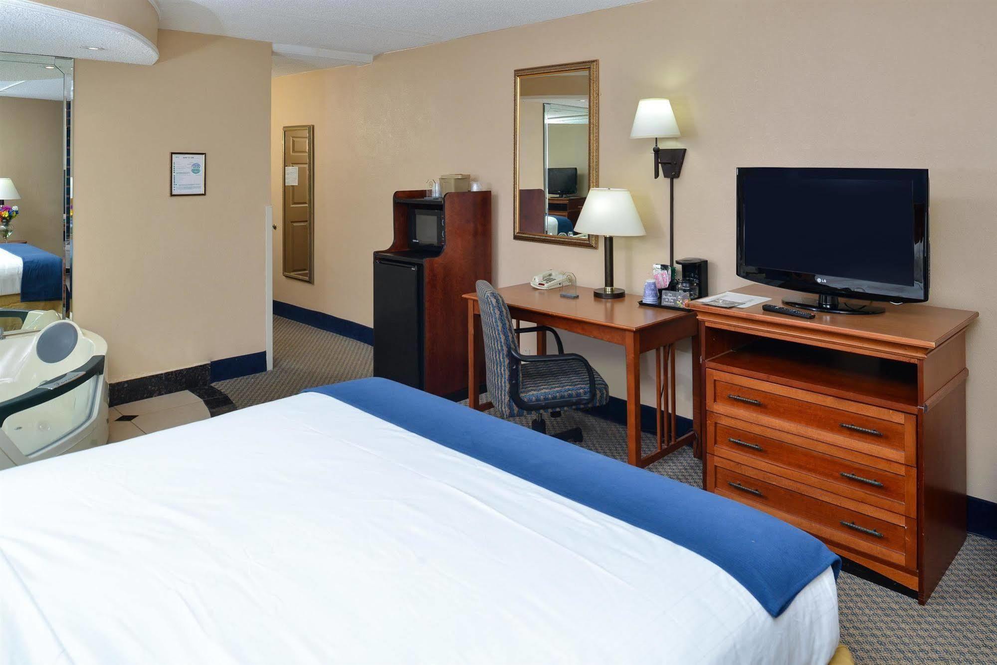 Red Roof Inn & Suites Macon Bagian luar foto